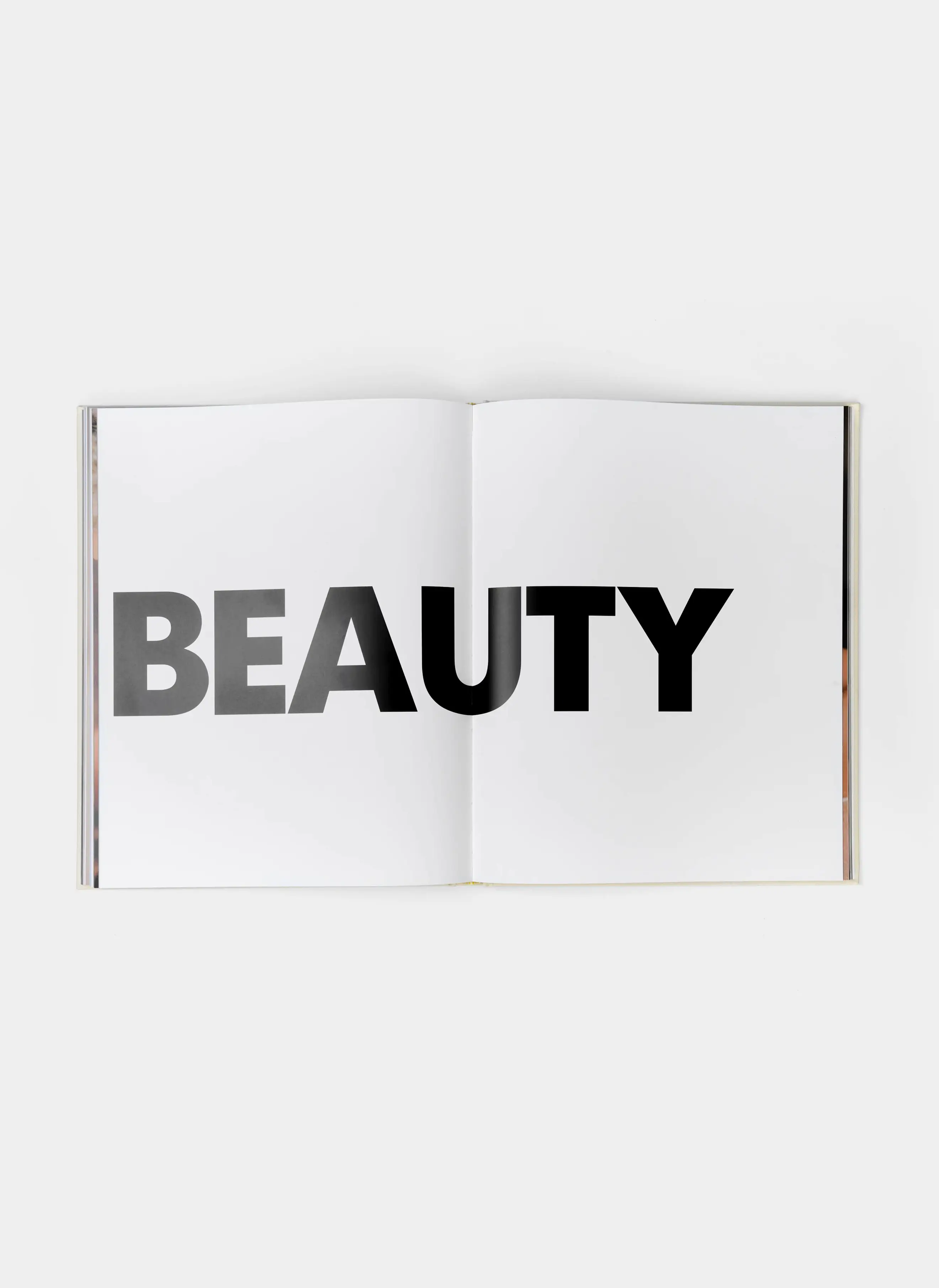 Книга The Sporty & Rich Wellness Book White