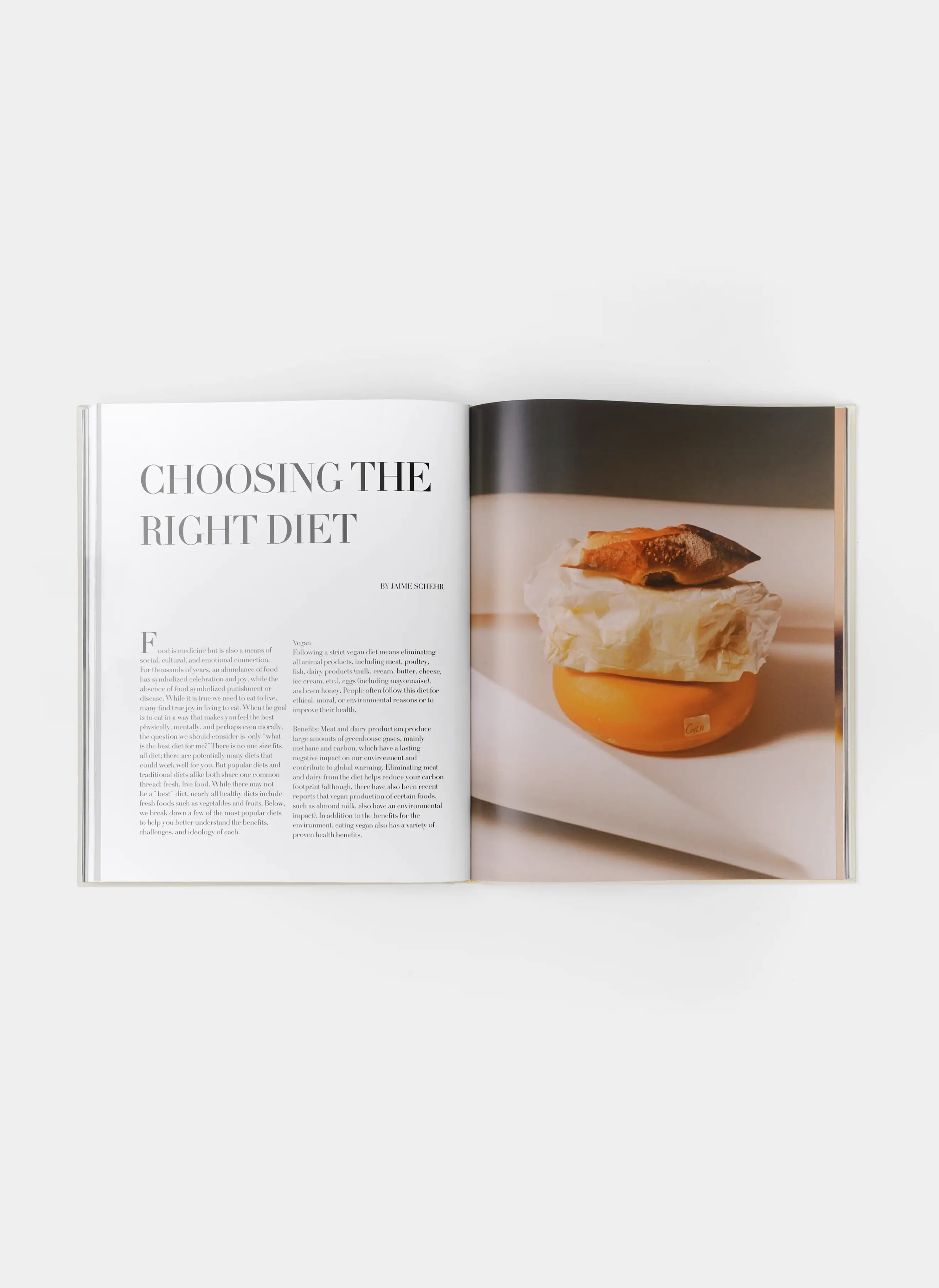 Книга The Sporty & Rich Wellness Book White