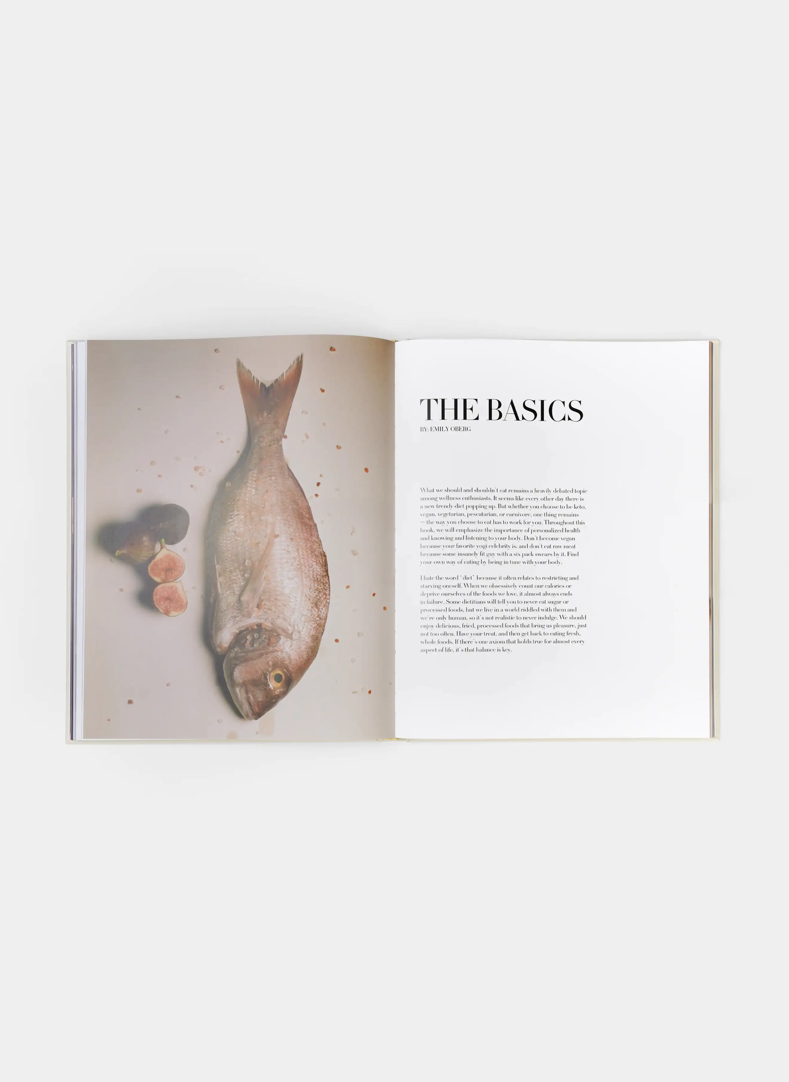 Книга The Sporty & Rich Wellness Book White